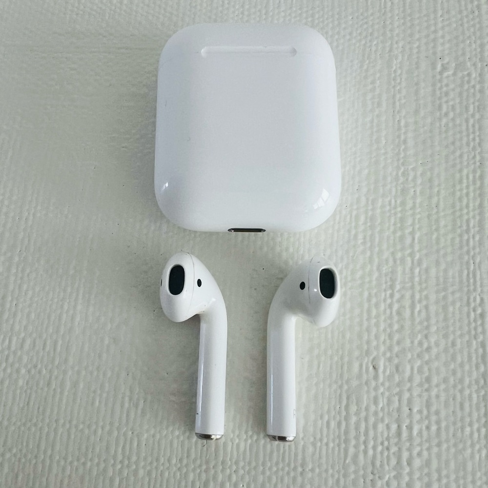 Apple Wireless 2nd Generation AirPods with White Charging Case